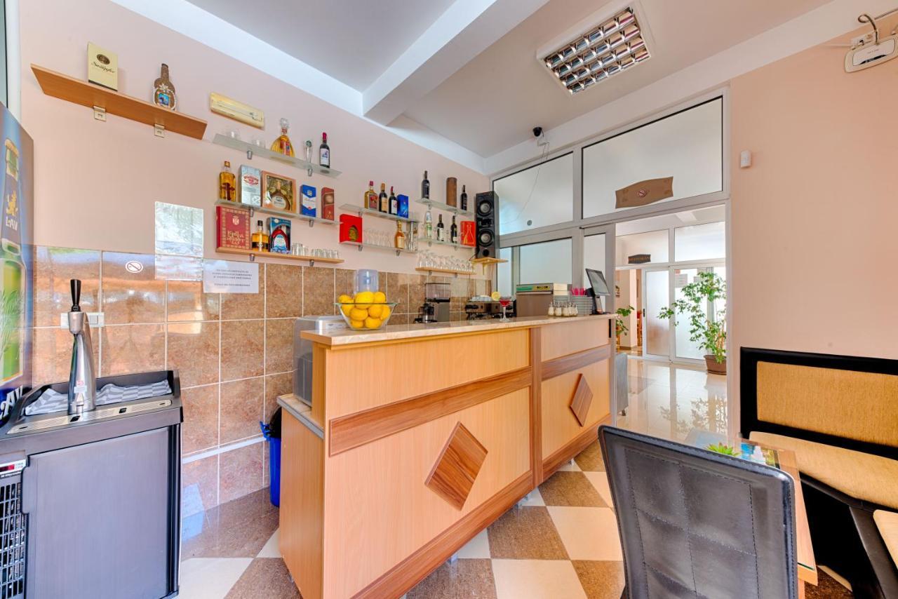 Hotel Dana Canj Bagian luar foto