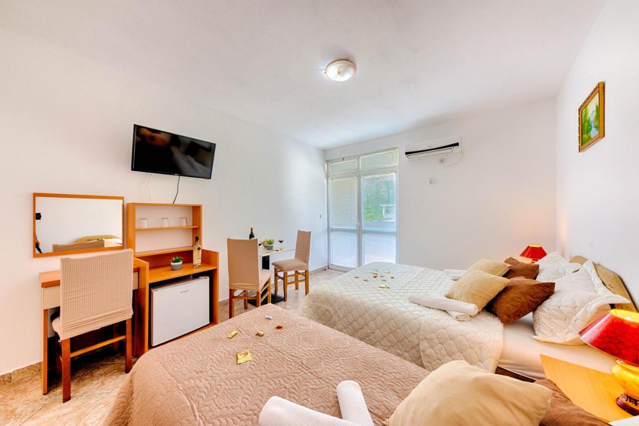 Hotel Dana Canj Bagian luar foto