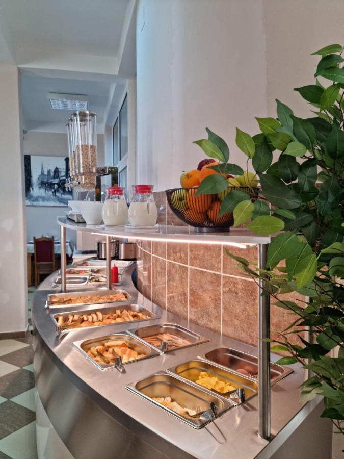 Hotel Dana Canj Bagian luar foto